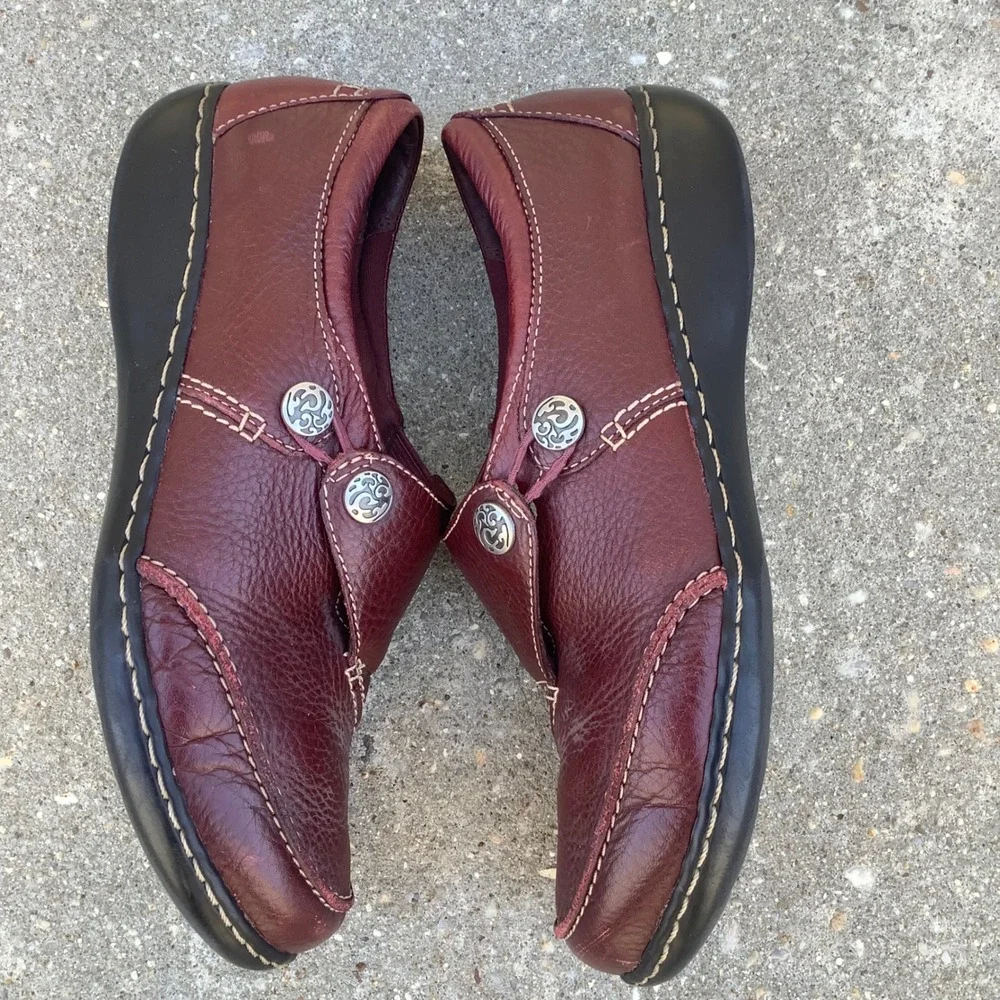 Clarks Bendables Womens 9M Burgundy Leather Slip On Loafers Button Detail 63066